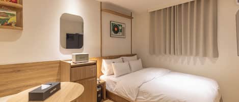 Double Room, 1 Queen Bed, Non Smoking, Housekeeping | Premium bedding, down comforters, pillowtop beds, free WiFi