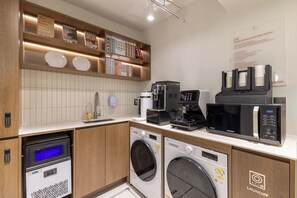 Double Room, 1 Queen Bed, Non Smoking, Housekeeping | Shared kitchen facilities - Vinetree Boutique Hotel (Seoul)