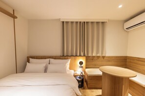 Habitación doble estándar, 1 cama Queen size, para no fumadores, servicio de limpieza | Ropa de cama de alta calidad, edredón y camas con pillow-top 