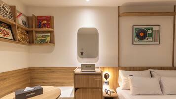 Double Room, 1 Queen Bed, Non Smoking, Housekeeping | Exterior detail