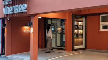 Habitación estándar doble, 1 cama de matrimonio, no fumadores, Servicio de limpieza | Ropa de cama de alta calidad y edredones de plumas