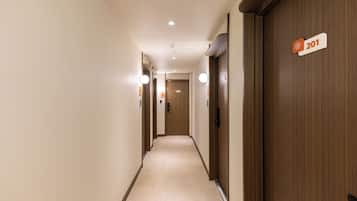 Chambre Double Standard, 1 grand lit, non-fumeurs, service de ménage | Literie de qualité supérieure, couette en duvet d'oie, surmatelas