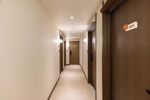 Habitación doble estándar, 1 cama Queen size, para no fumadores, servicio de limpieza | Ropa de cama de alta calidad, edredón y camas con pillow-top 