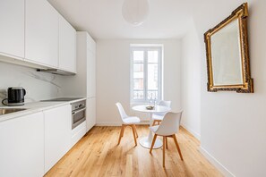 Fridge, microwave, oven, cookware/dishes/utensils - Bail Mobilité - Paris 11eme - 1 chambre (Paris)