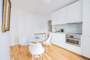 Fridge, microwave, oven, cookware/dishes/utensils - Bail Mobilité - Paris 11eme - 1 chambre (Paris)