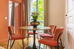 Dining - Premium 2Bedrooms ArcdeTriomphe AC ChampsElysées (Paris)