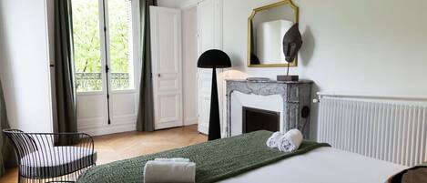 Iron/ironing board, travel crib, WiFi, bed sheets