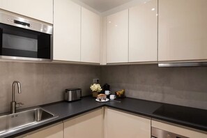 Fridge, microwave, oven, dishwasher - Premium 4Bedrooms ChampsElysée ArcdeTriomphe (Paris)