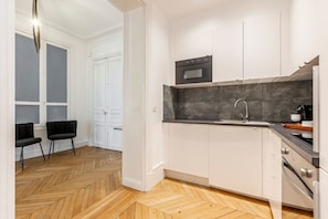 Coffee/tea maker, fridge, microwave, oven - Premium ArcdeTriomphe 4Bedrooms ChampsÉlysées AC (Paris)
