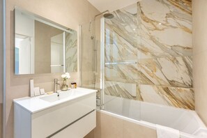 Hair dryer - Premium ArcdeTriomphe ChampsElysées 3Bedrooms AC (Paris)
