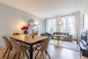 Dining - Premium ArcdeTriomphe ChampsElysées 3Bedrooms AC (Paris)