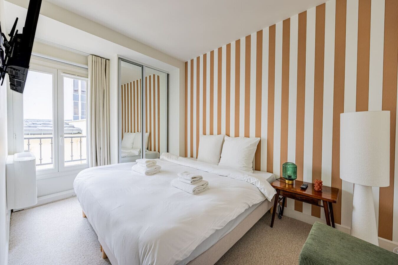 Tabla de planchar con plancha, cuna de viaje, wifi y ropa de cama