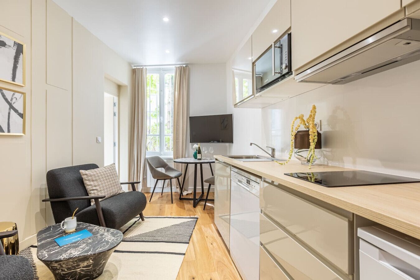 Mikrowelle, Geschirrspüler, Wasserkocher mit Kaffee-/Teezubehör