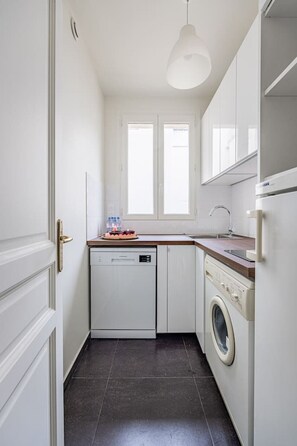 Coffee/tea maker, fridge, dishwasher, cookware/dishes/utensils - Cosy ArcdeTriomphe 4people ChampsElysée AC (Paris)