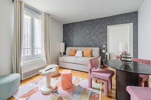 TV - Cosy ArcdeTriomphe 4people ChampsElysée AC (Paris)