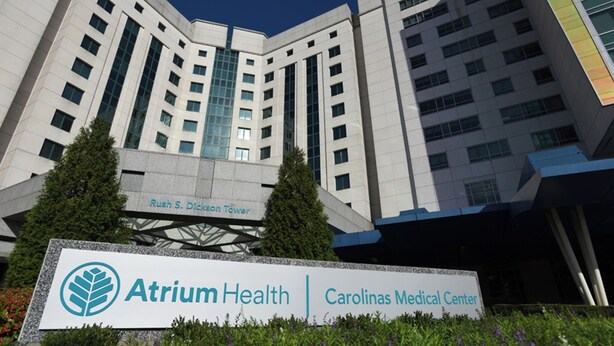 Un bâtiment moderne abritant un hôpital, avec une enseigne indiquant « Atrium Health Carolinas Medical Center ».