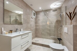 Hair dryer, towels - Prestige ArcDeTriomphe  ChampsÉlysées 2Bedrooms AC (Paris)