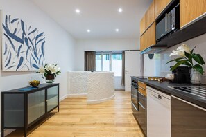 Fridge, microwave, oven, dishwasher - Prestige ArcDeTriomphe  ChampsÉlysées 2Bedrooms AC (Paris)