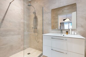 Hair dryer, towels - Prestige ArcDeTriomphe  ChampsÉlysées 2Bedrooms AC (Paris)