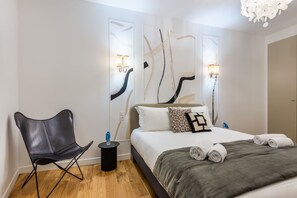 Iron/ironing board, travel cot, WiFi, bed sheets - Prestige ArcDeTriomphe  ChampsÉlysées 2Bedrooms AC (Paris)