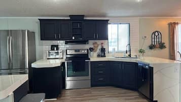 Kjøleskap, mikrobølgeovn, ovn og kokeplater