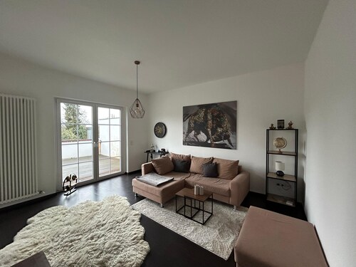 Esklusives Loft mit Kamin & Sonnenterasse nahe Messe direkt am Bahnhof&Parkplatz