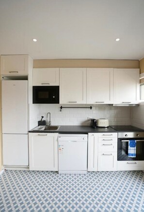 Stort kylskåp, mikrovågsugn, ugn och spishäll