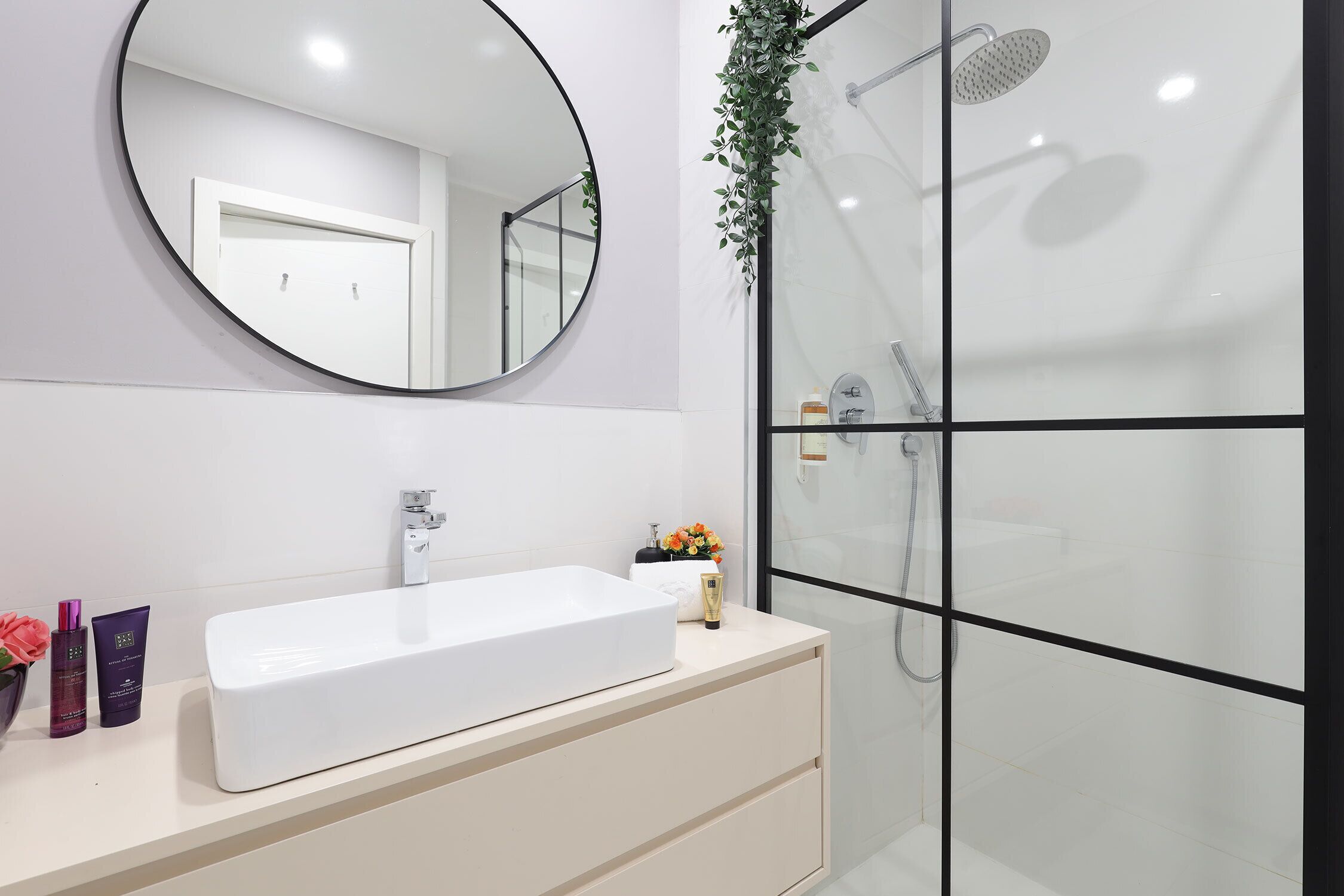 Deluxe-Apartment | Badezimmer | Dusche, Haartrockner, Handtücher, Shampoo