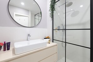 Deluxe-Apartment | Badezimmer | Dusche, Haartrockner, Handtücher, Shampoo