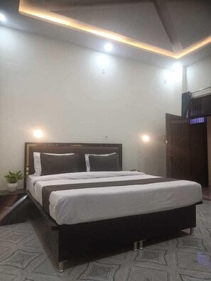 Habitación individual superior | Espacio para trabajar con laptop y wifi gratis 