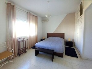 4 habitaciones, escritorio y tabla de planchar con plancha 