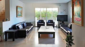 Smart TV, books, stereo