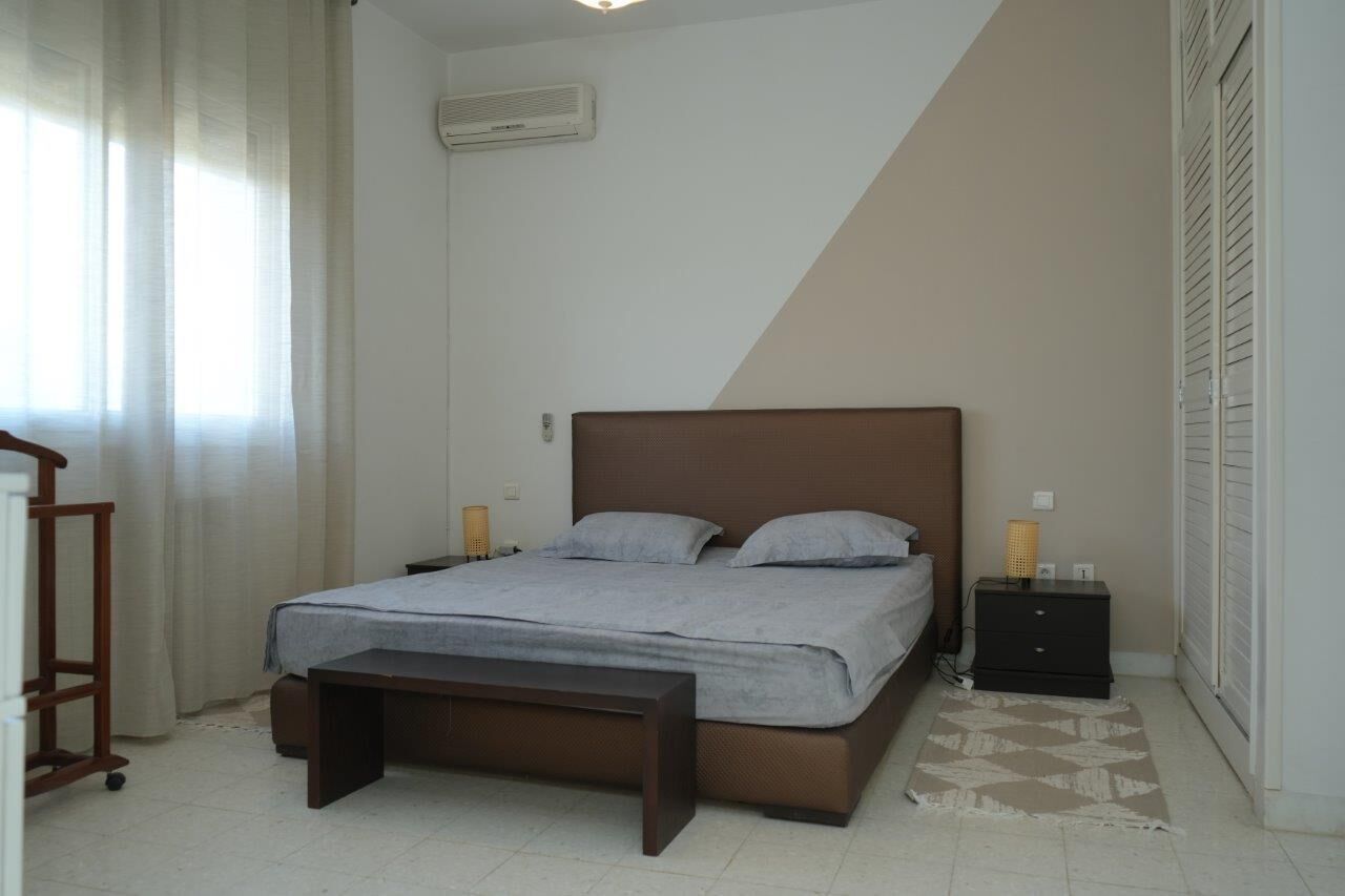4 bedrooms, desk, iron/ironing board, travel crib