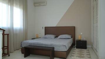 4 bedrooms, desk, iron/ironing board, travel crib