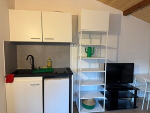Fridge, stovetop, cookware/dishes/utensils - Cosy Cabin “Cabane Grenobloise” with Shared Garden (Eybens)