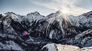A mountainous landscape with snow-covered peaks and a clear sky. - Cosy Cabin “Cabane Grenobloise” with Shared Garden (Eybens)