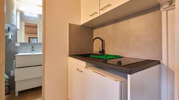 Kylskåp, spishäll och grytor/köksredskap