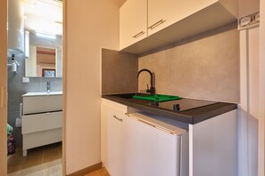 Kühlschrank, Herdplatte, Kochgeschirr/Geschirr/Besteck