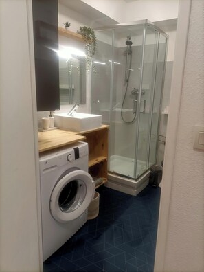 Haartrockner, Handtücher, Toilettenpapier