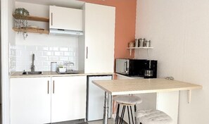 Wasserkocher mit Kaffee-/Teezubehör, Kühlschrank, Mikrowelle, Ofen