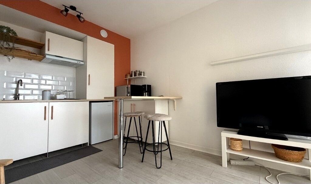 Refrigerador, microondas, horno y cafetera y tetera 