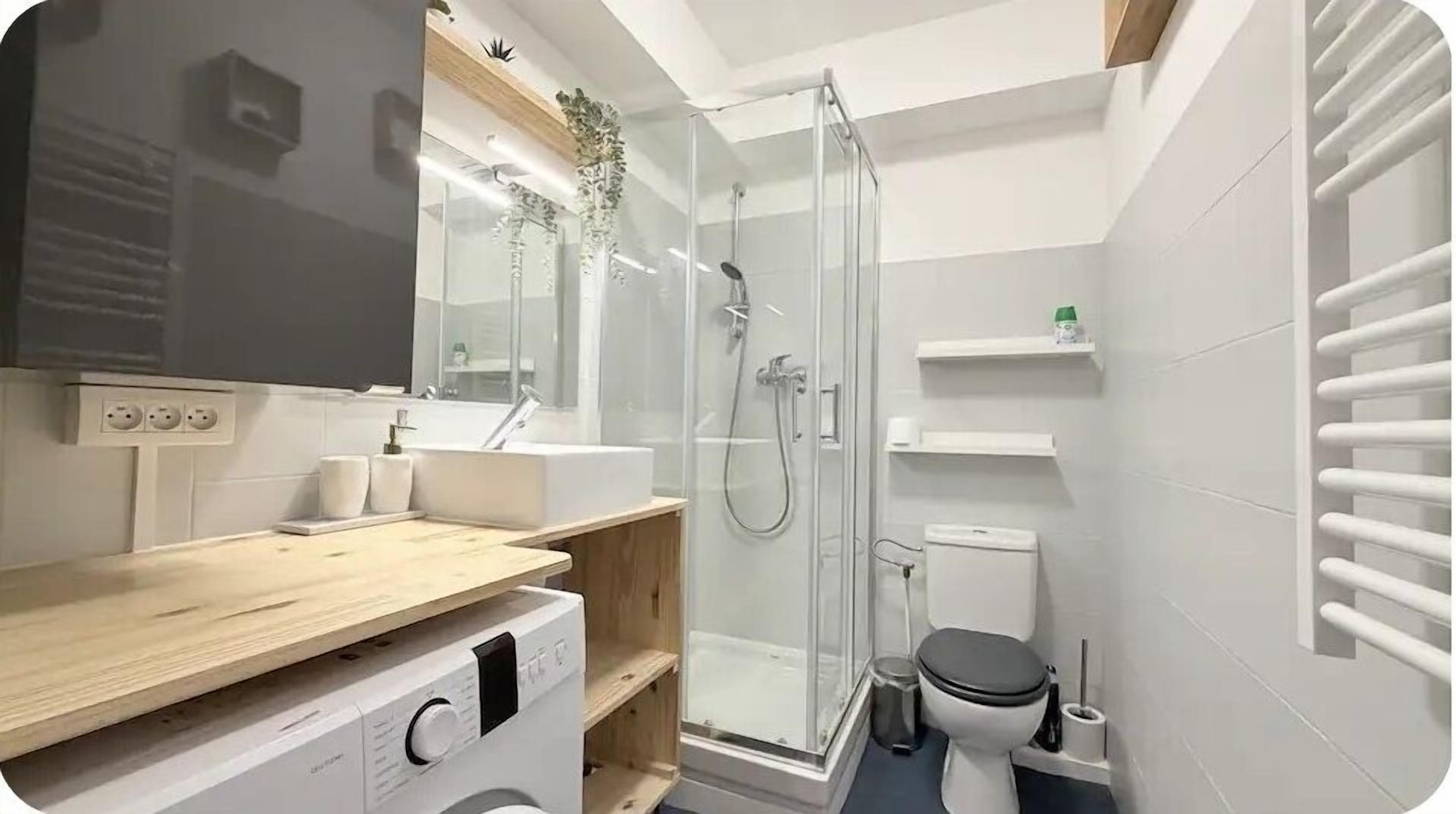 Secadora de cabello, toallas, papel de baño 