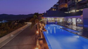 Unclassified image, 3 of 16, button - Whitsunday's, spa Bath, Beach, Marina, Infinity Pool, Restaurant (Airlie Beach)