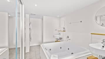Appartement, 2 slaapkamers, balkon | Badkamer
