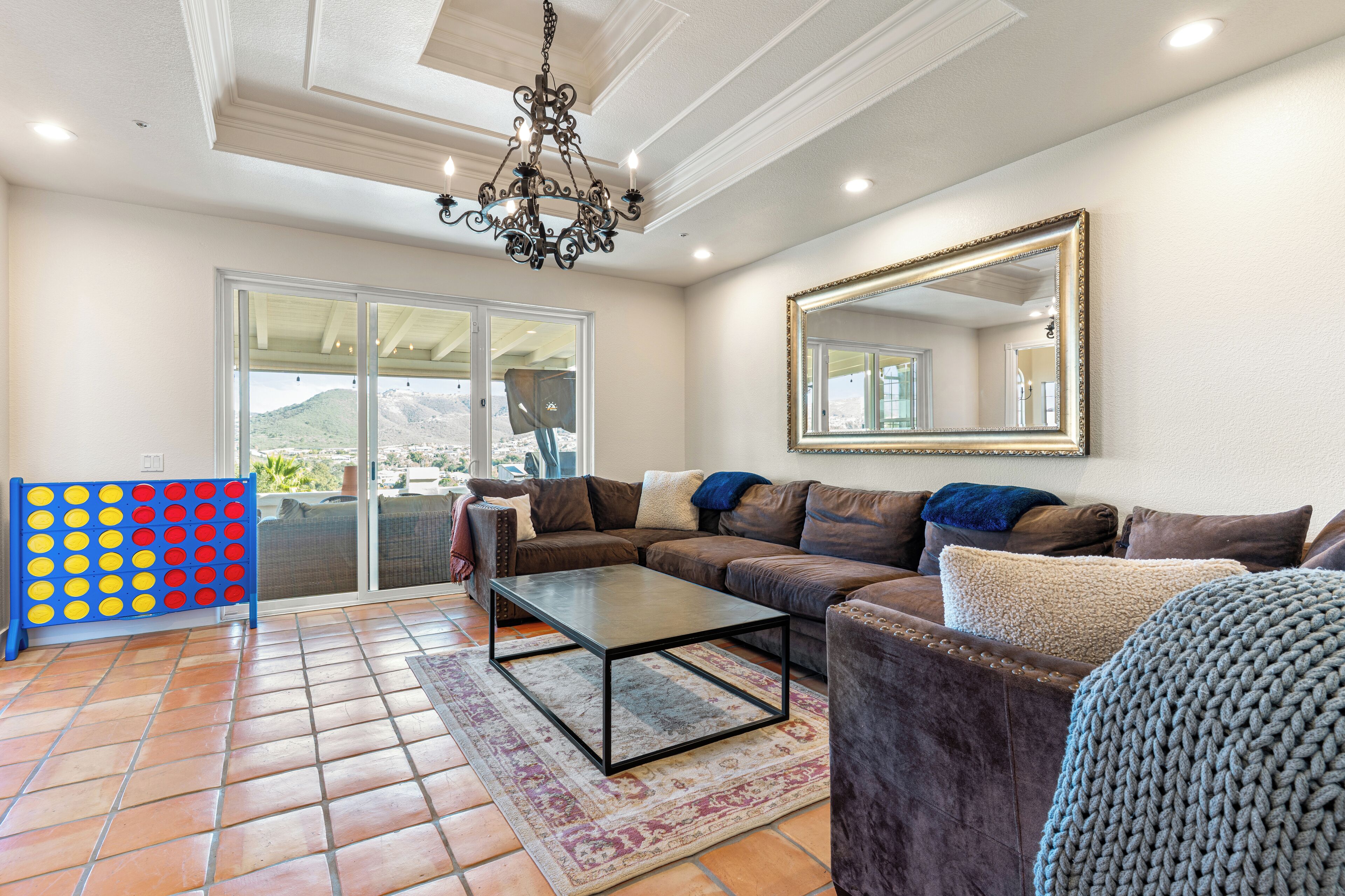 TV connectée, cheminée, jeux vidéo, baby-foot