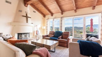 Smart TV, lareira, videogames, pebolim