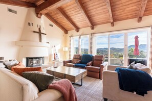 Smart TV, lareira, videogames, pebolim