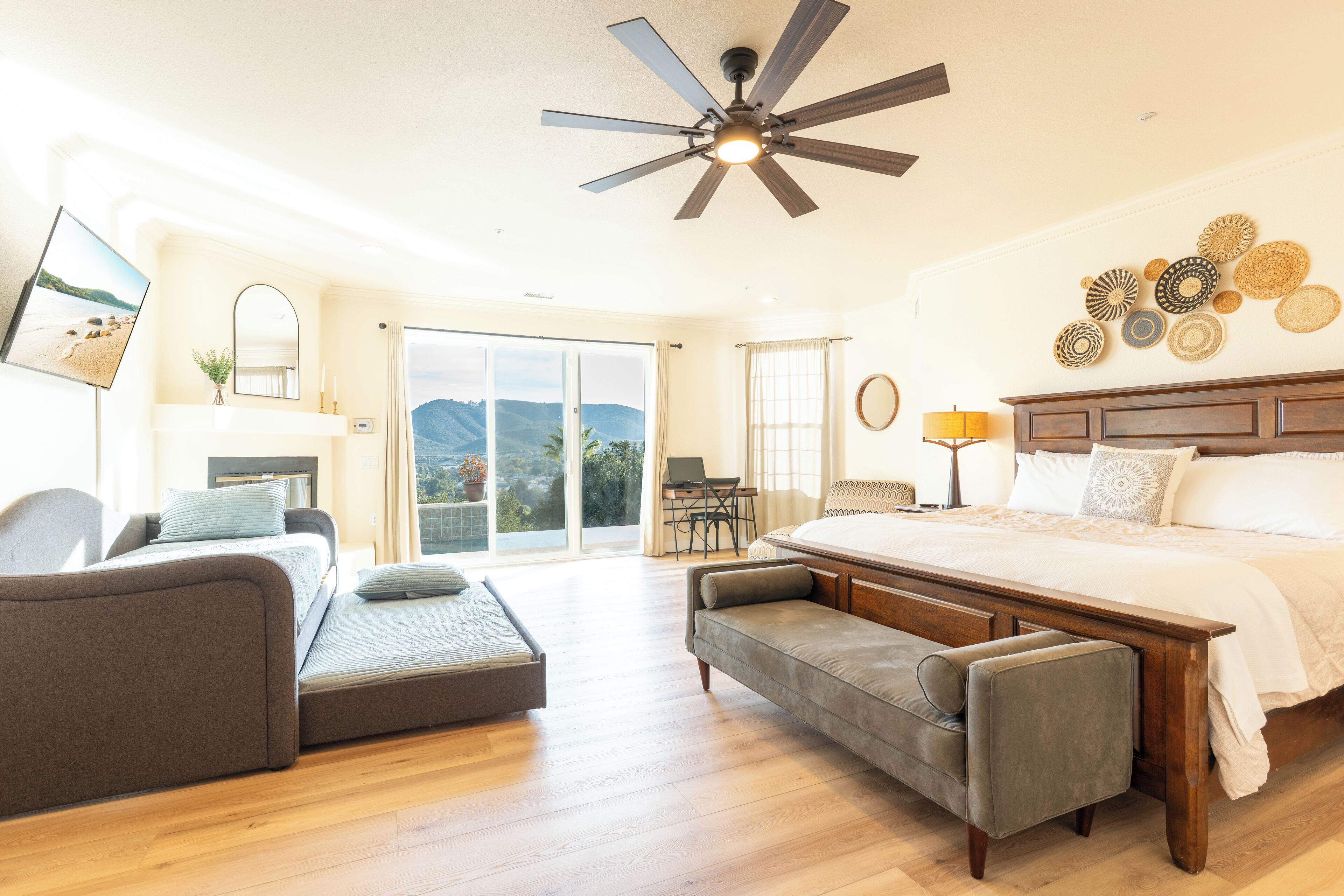 7 chambres, bureau, fer et planche à repasser, lit parapluie