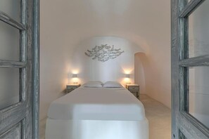 In-room safe, blackout drapes, soundproofing, iron/ironing board - DIAMOND on the cliff Hotel &Suites (Santorini)