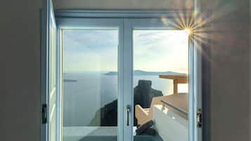 Suite Junior, 1 grand lit, balcon, vue mer | Coffres-forts dans les chambres, rideaux occultants